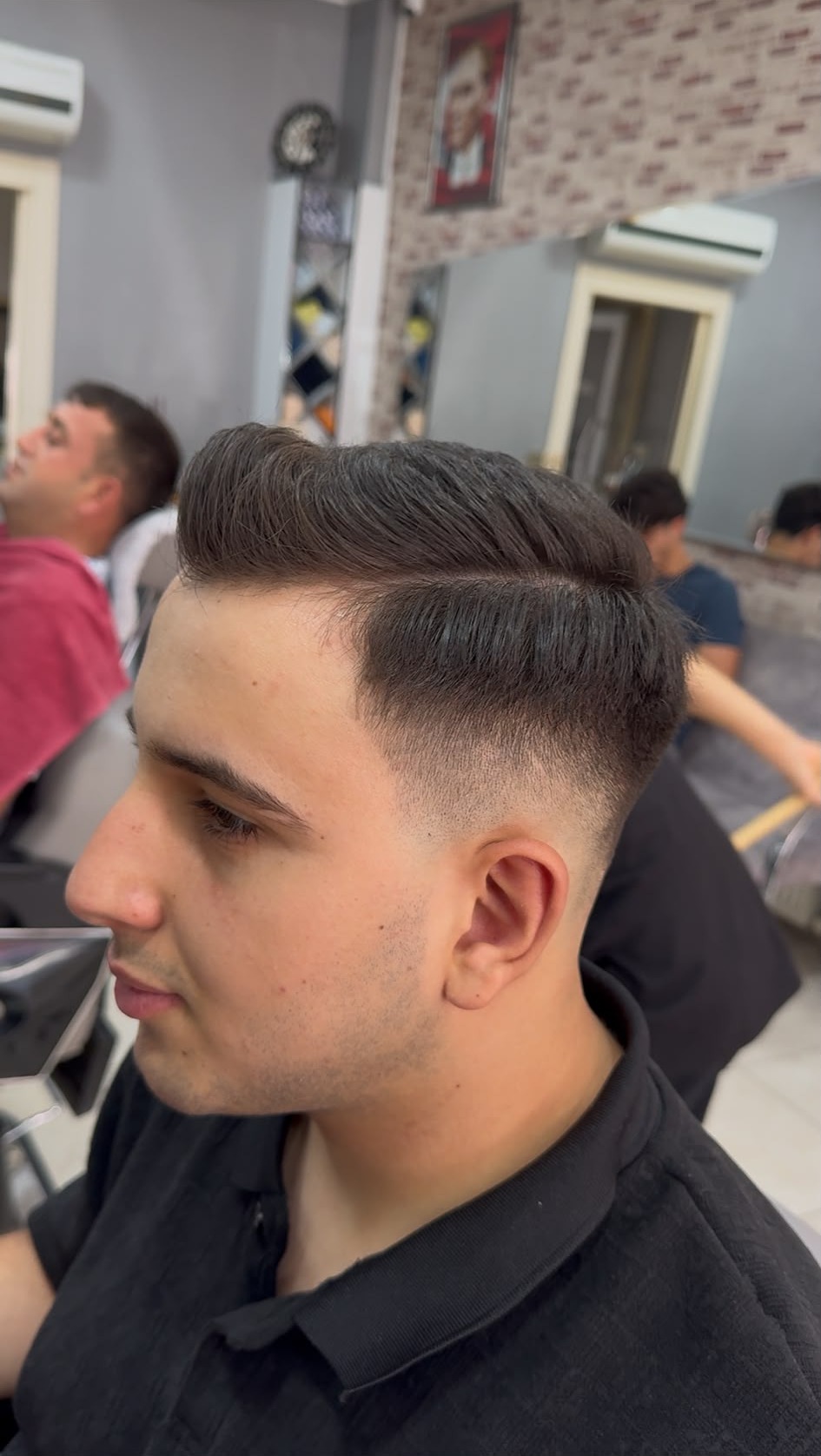 Erkek pompadour kesim ve yan ayırım